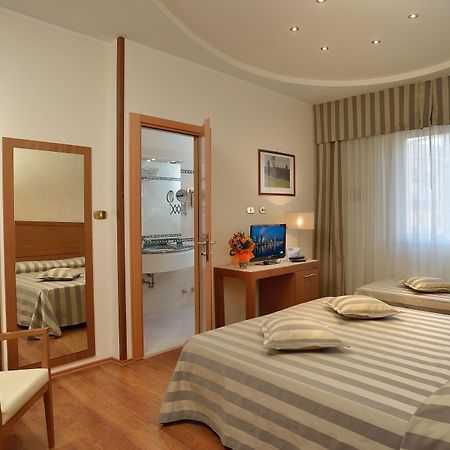 Astor Hotel โบโลญญา ภายนอก รูปภาพ