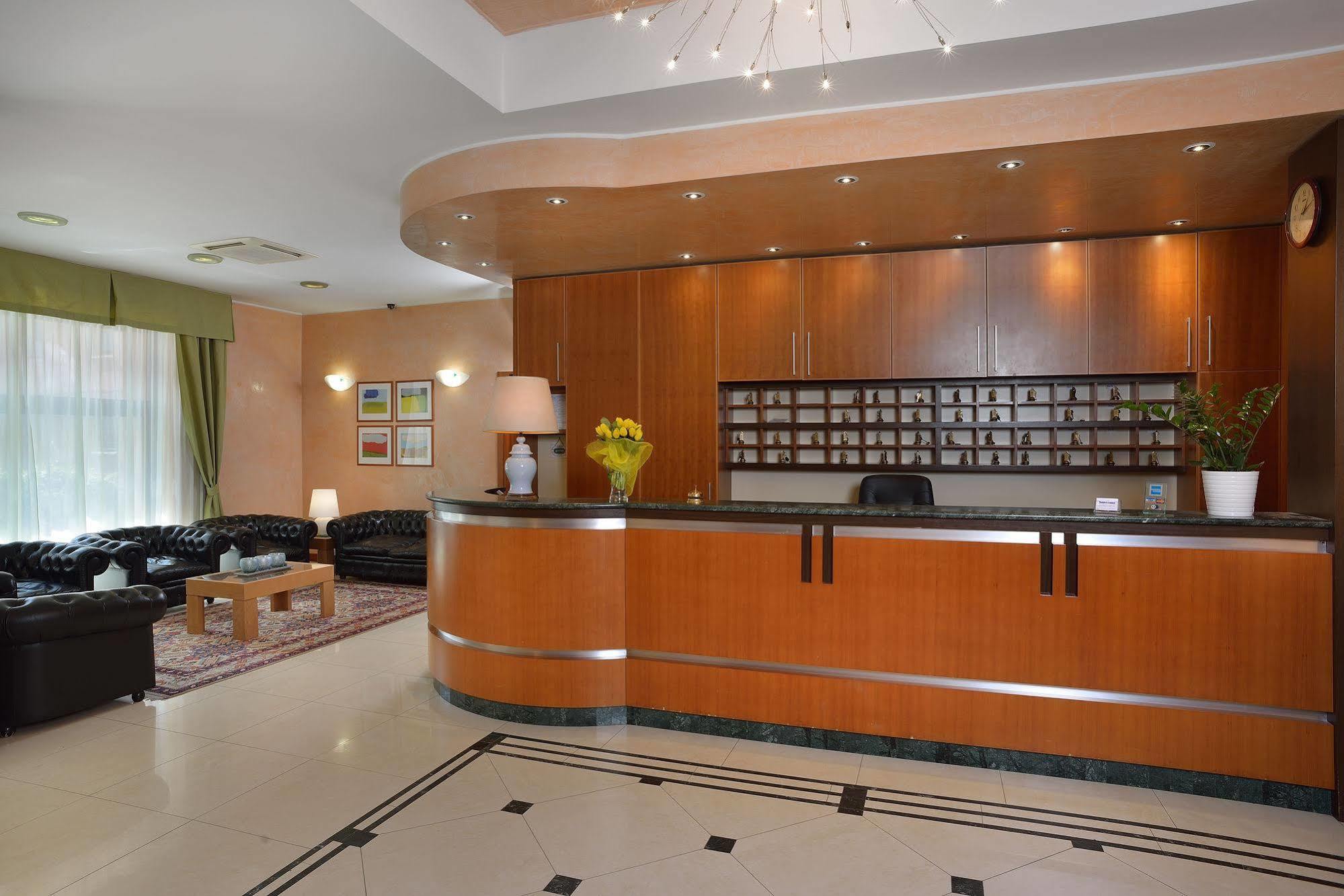 Astor Hotel โบโลญญา ภายนอก รูปภาพ